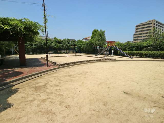 隣接する公園