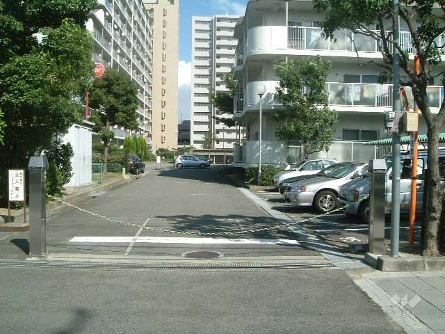 駐車場出入り口はロボットゲート付きです