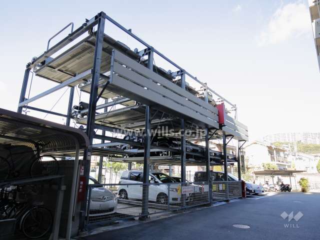 敷地内（Ａ棟）駐車場　※Ａ棟、Ｂ棟共有です