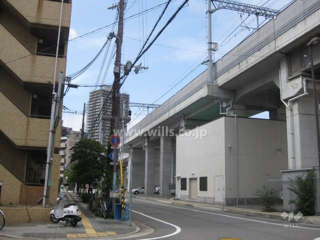 マンション北側に阪神電鉄が通っています。