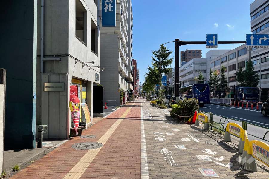 敷地の南側前面道路（西側から）