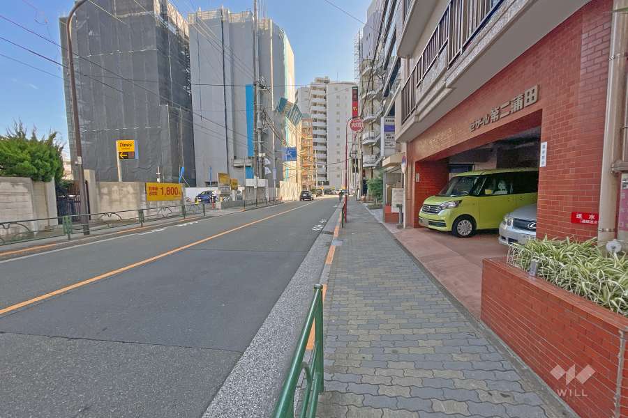 敷地北側の前面道路は多摩堤通りです（西側から）。