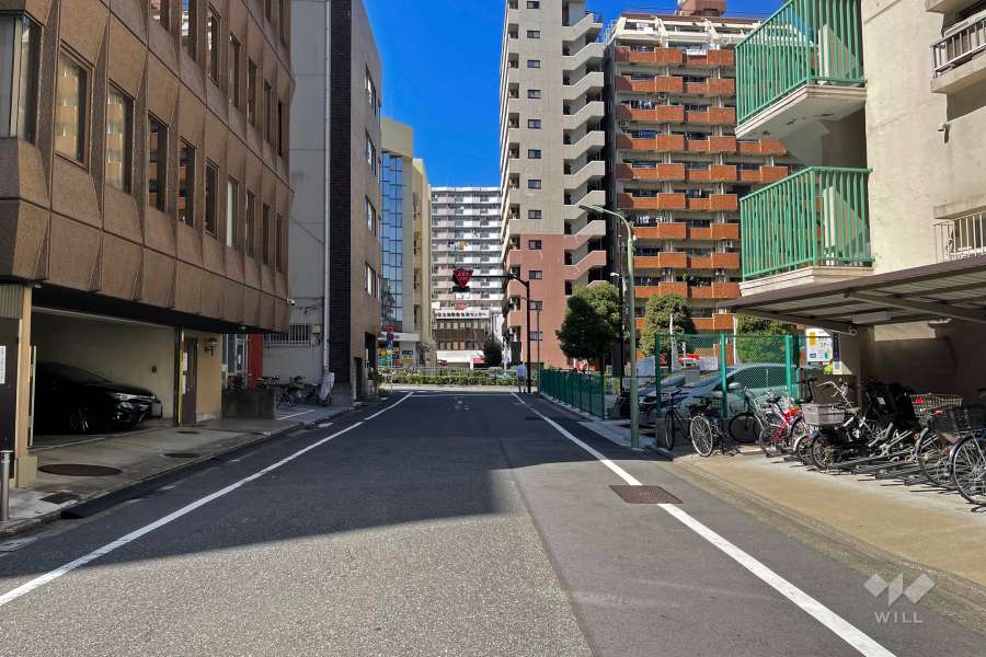 敷地南側の前面道路（東側から）