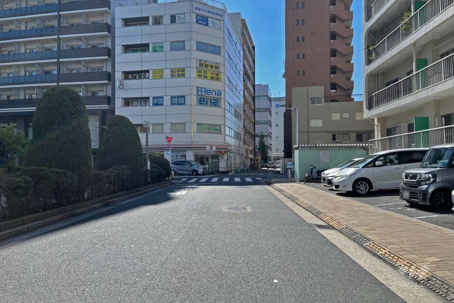 敷地東側の前面道路（北側から）