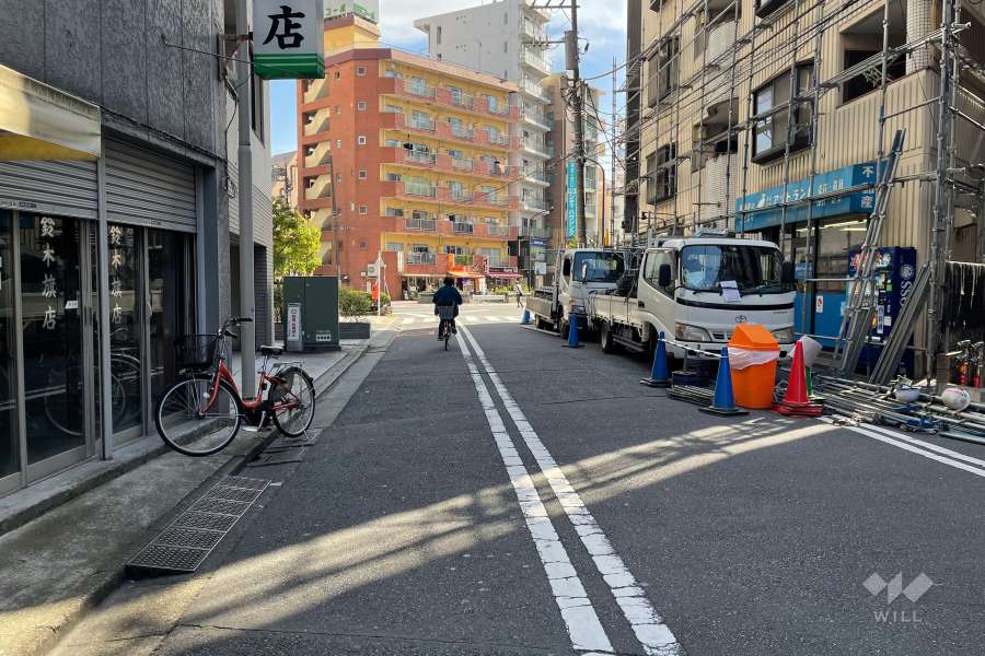 敷地南西側の前面道路（北西側から）