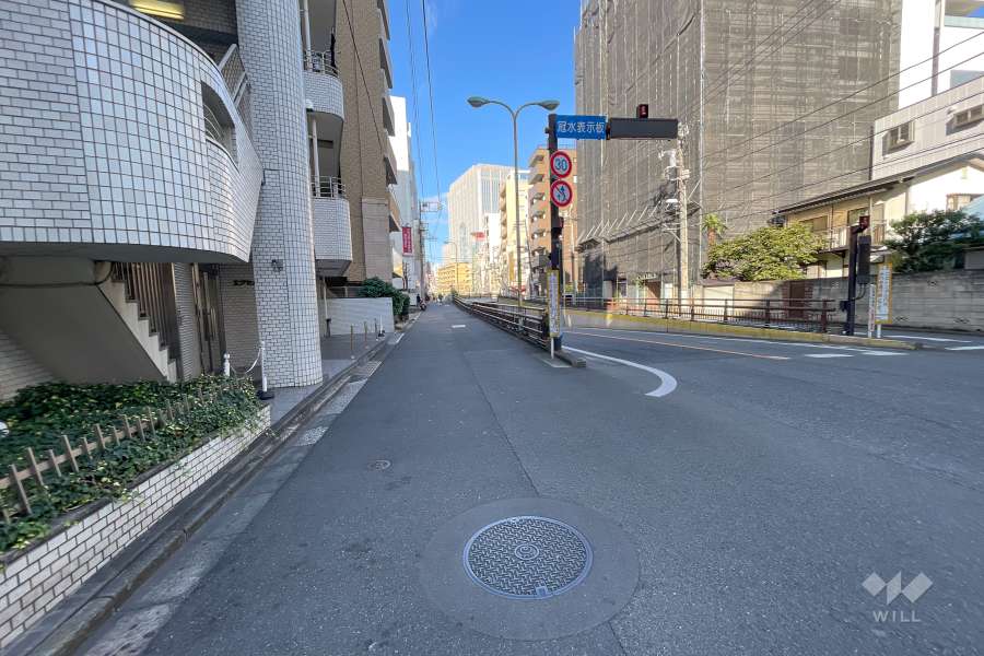 敷地北側の前面道路（東側から）