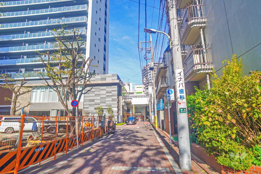 敷地西側の前面道路。『京浜鎌田公園』に面しています。