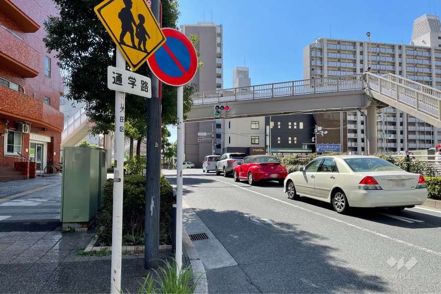 敷地の西側前面道路（北側から）