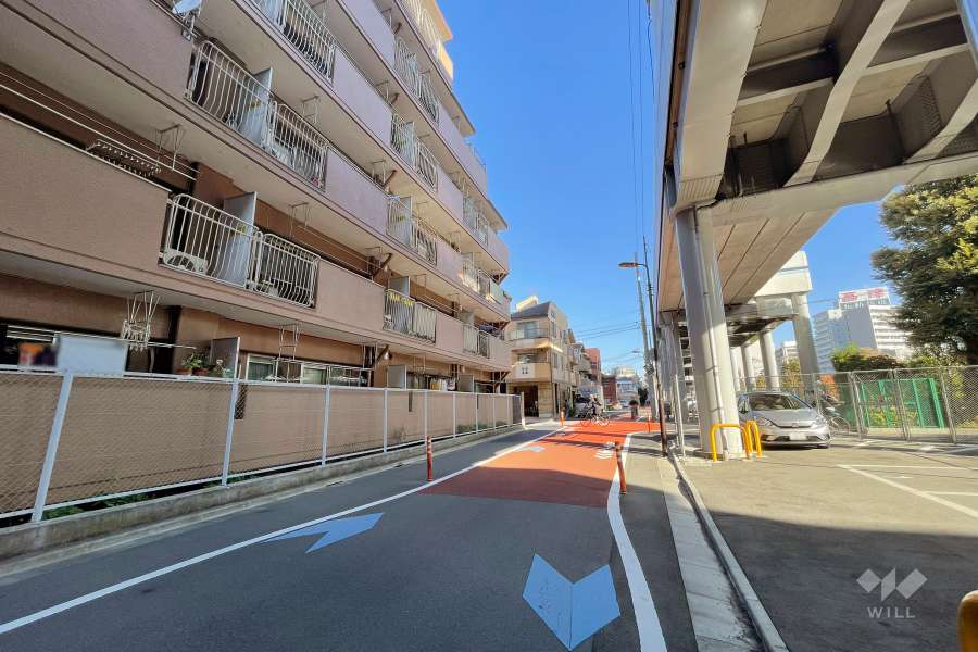 敷地南東側の前面道路（南西側から）