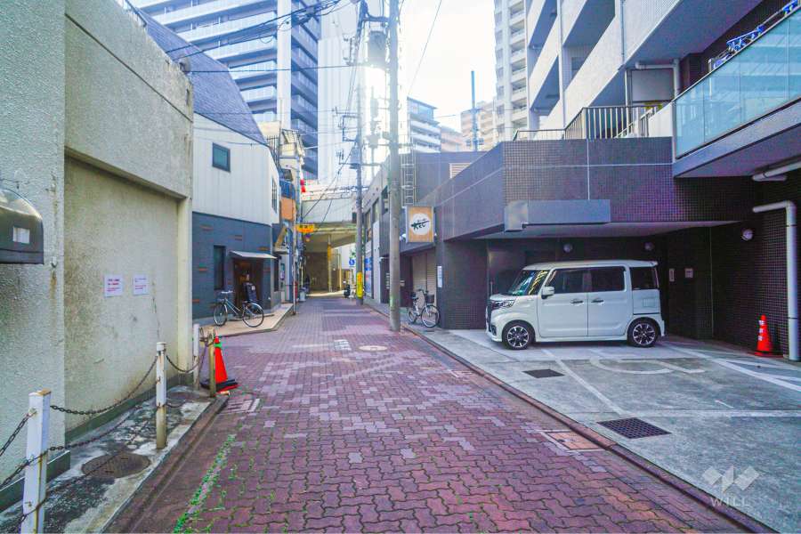 敷地東側の前面道路（北側から）
