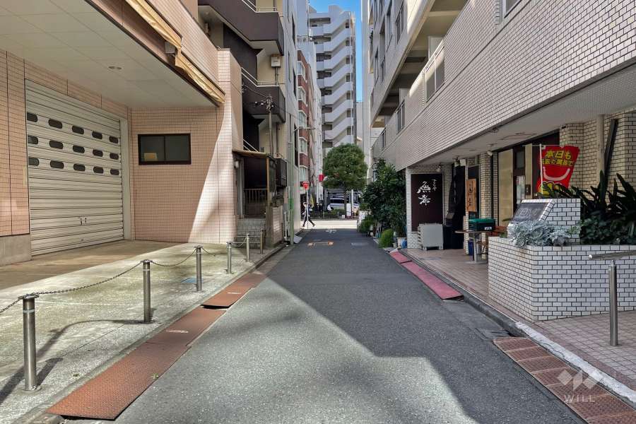 敷地南側の前面道路（東側から）