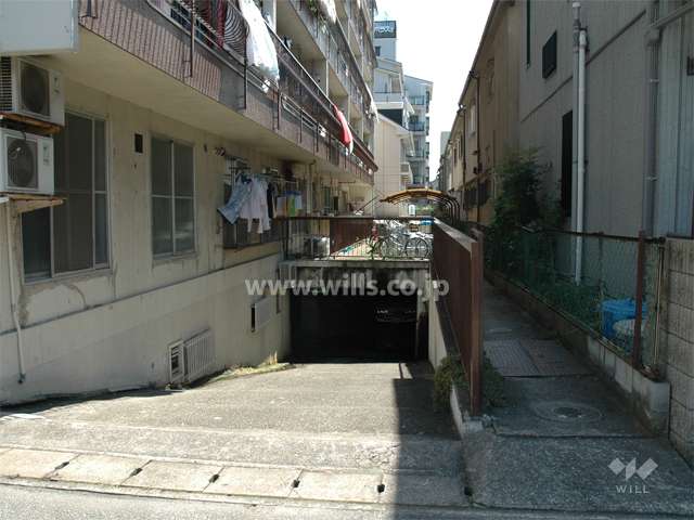 駐車場入り口とその上にある駐輪場