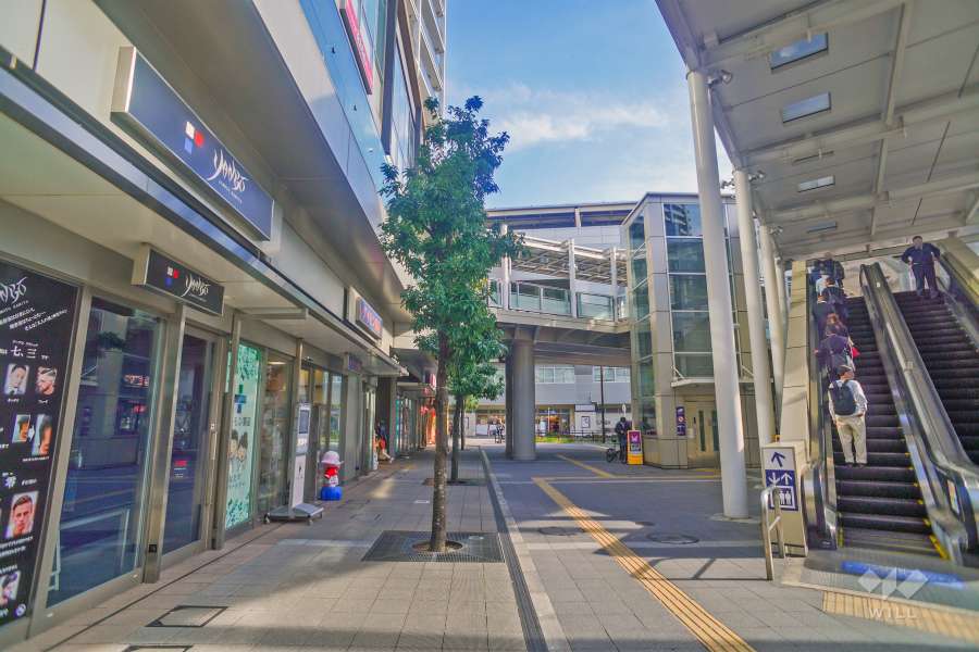 敷地の南側は駅に直結しています。