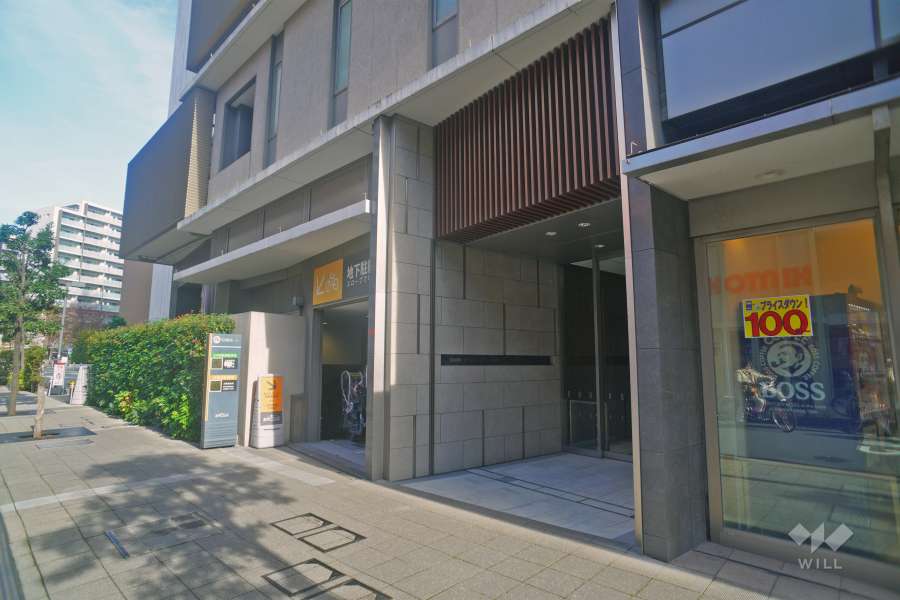 西側エントランス