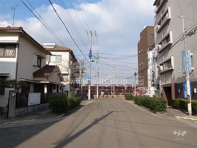 敷地西側の前面道路。すぐ北側には阪急神戸線が走っています。