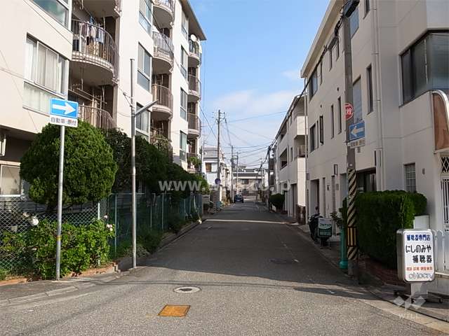 敷地南側の前面道路。周辺は区画の整った住宅地です。