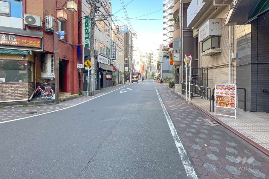 敷地西側の前面道路