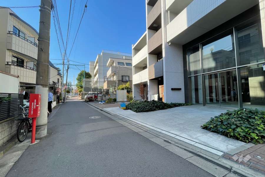 敷地南側の前面道路（東側から）