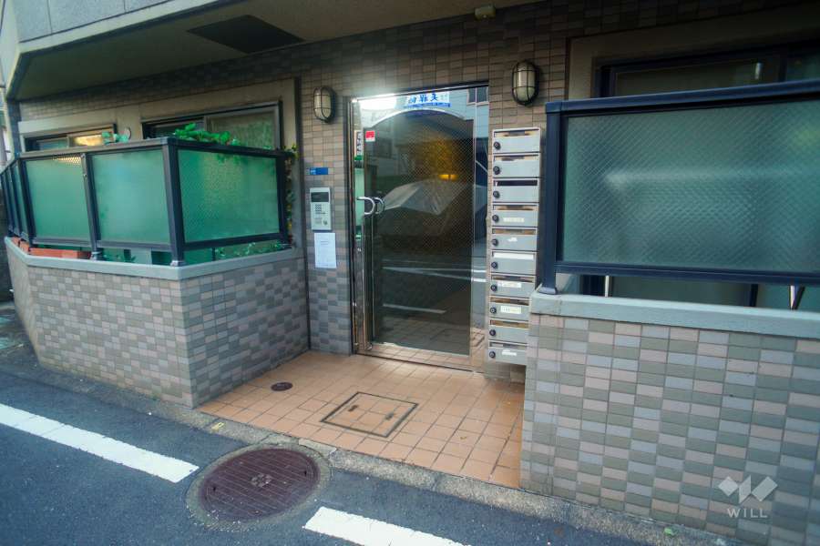 エントランスはオートロック付きです。