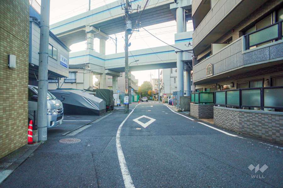 敷地南側の前面道路（東側から）