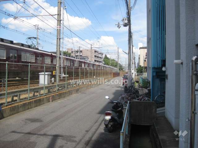 マンション北側には阪急神戸線が通っています