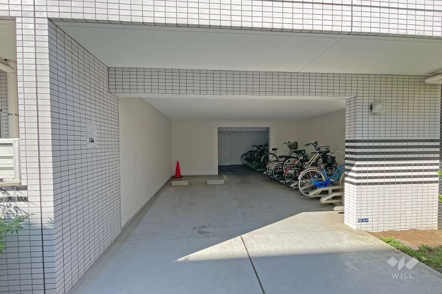 敷地内の駐車スペースと駐輪場