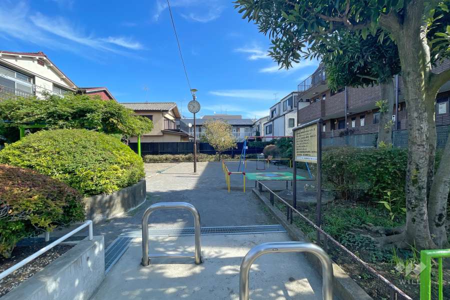 敷地北側に公園が隣接しています。