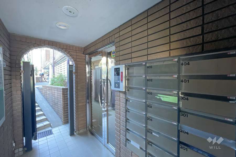 エントランスはオートロック付きです。