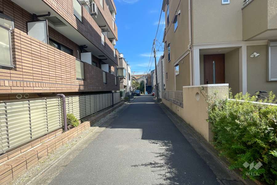 敷地南側の前面道路