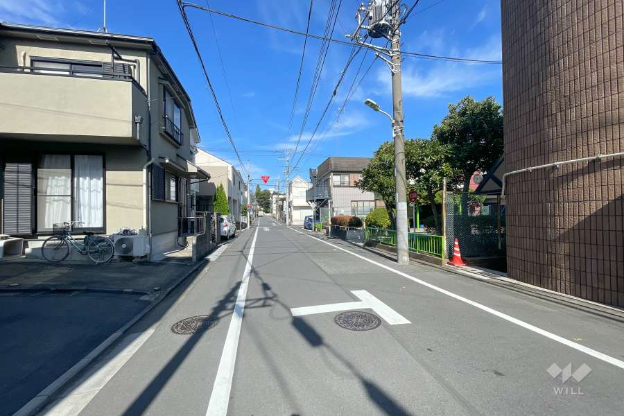 敷地西側の前面道路
