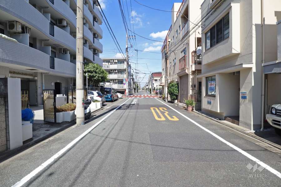敷地の東側前面道路（南側から）
