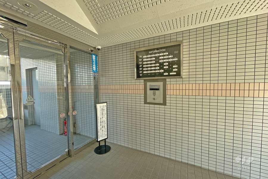 エントランスはオートロック付きです。