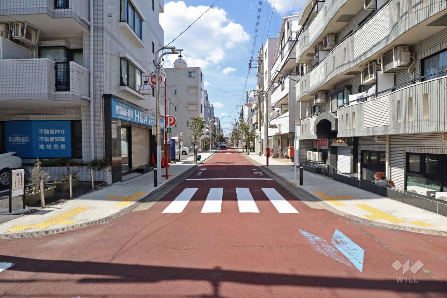 敷地の北側前面道路は「ライラック通り久が原」です（東側から）。