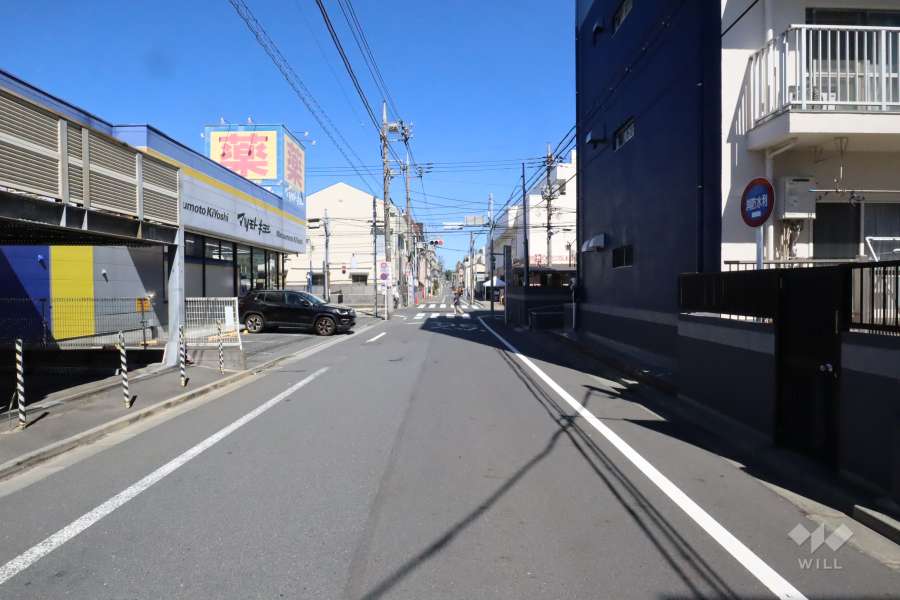 敷地北側の前面道路(西側から)