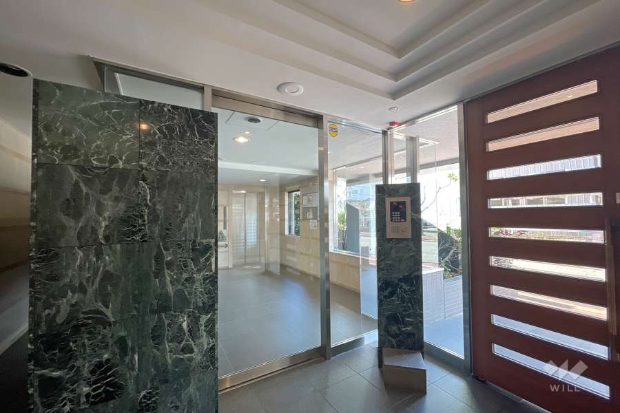 エントランスはオートロック付きです。