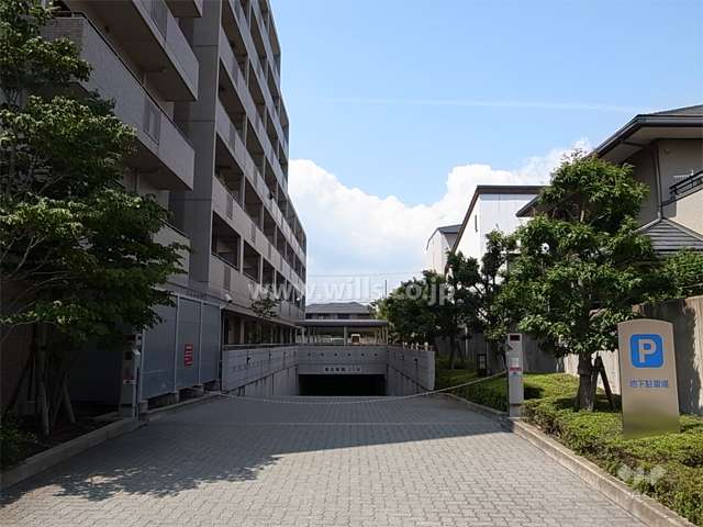 地下駐車場へのアプローチ（ロボットゲート付き）