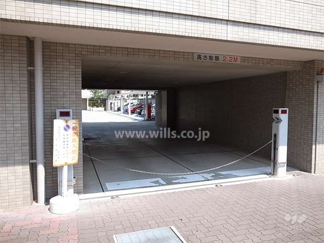 駐車場入り口（ロボットゲート付き）