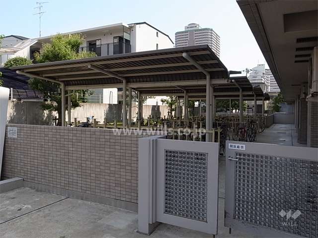 入り口に扉の付いた駐輪場