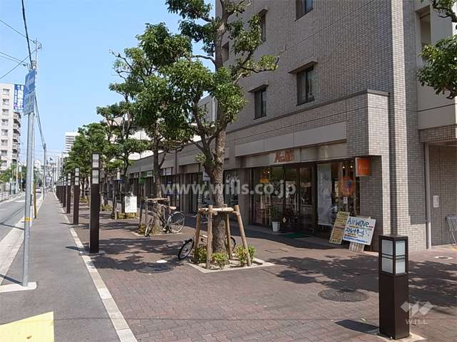 建物1階北側は店舗になっています。