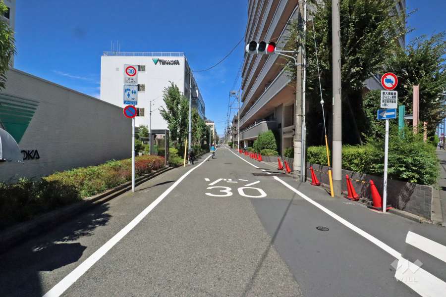 敷地西側の前面道路(南側から)