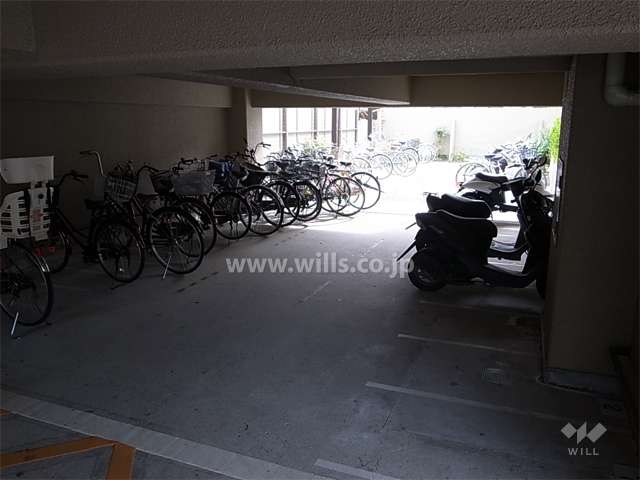 建物1階にあるバイク置き場と駐輪場