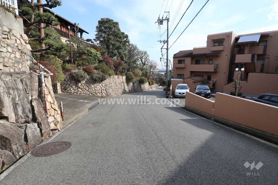 敷地北側の前面道路。ゆるやかな坂道になっています。