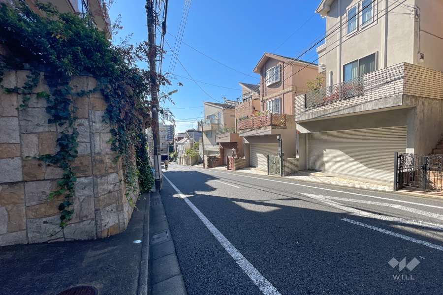 敷地西側の前面道路