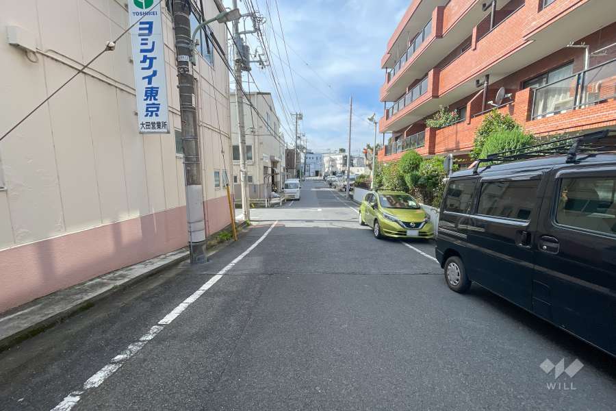 敷地南東側の前面道路（北東側から）