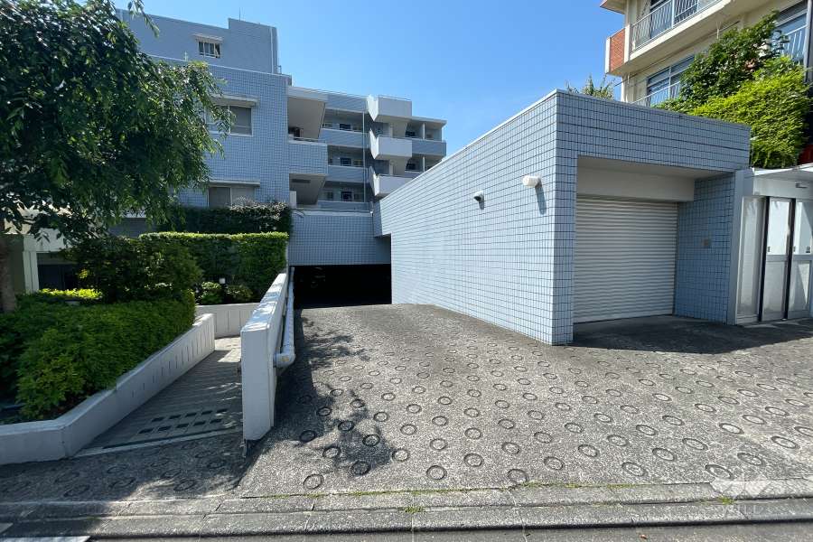 駐車場の出入り口