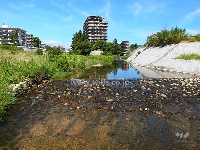 川に囲まれた開放感のある立地。