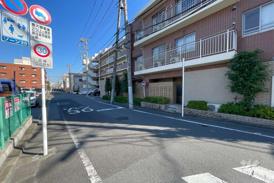 敷地の北側前面道路（西側から）