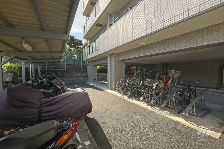 バイク置き場と駐輪場（屋根あり）