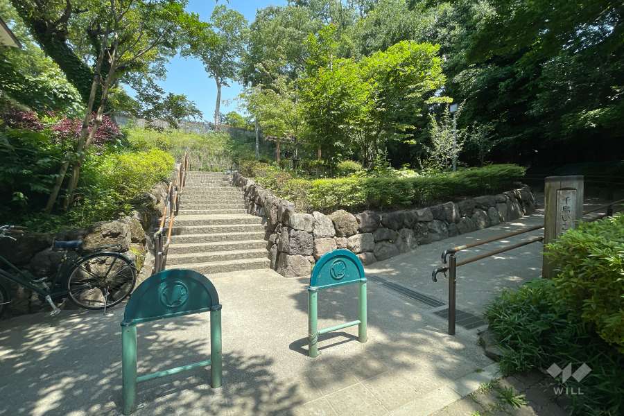 敷地西側は『千鳥いこい公園』に隣接しています。