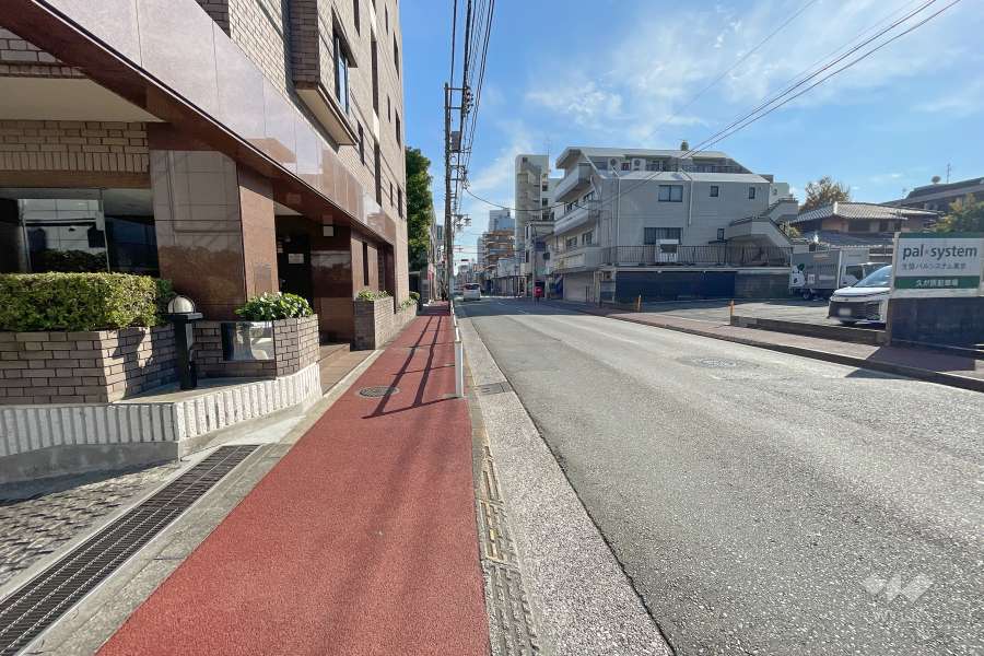 敷地西側の前面道路